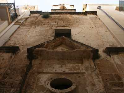 l�intero edificio si chiude con una cornice coronata da un campanile a vela